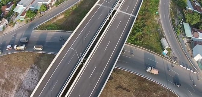 Ngày 26/12/2013, giám đốc thi công Cho Yang Cook thuộc nhà thầu POSCO E&C và một số cá nhân người Việt Nam liên quan đã bị kỷ luật vì sai phạm trong thi công không đúng kích thước thiết kế hạng mục móng cột hộ đoạn cầu Ruột Ngựa. 