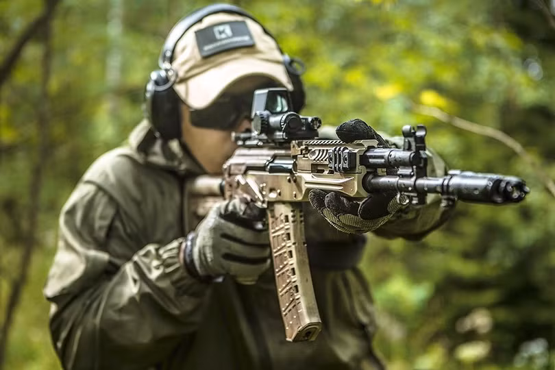 Tập đoàn Kalashnikov thử nghiệm súng tiểu liên mới AK-12. 