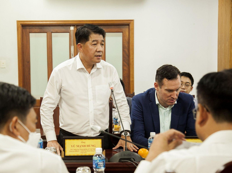 Ông Vũ Mạnh Hùng (áo trắng) - Chủ tịch Hùng Nhơn Group - đồng hành cùng đại diện De Heus trong một buổi làm việc tại địa phương