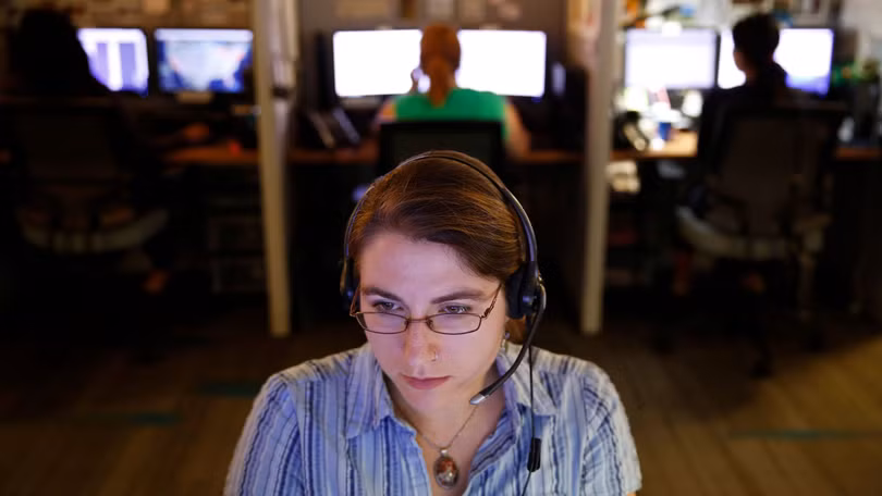 Các điện thoại viên tại các trung tâm chăm sóc khách hàng có nguy cơ mất việc vì Google Duplex. Ảnh: AP