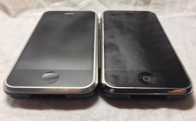 Bộ đôi này nằm trong số ít nguyên mẫu của thế hệ iPhone đầu tiên còn sót lại. Ảnh: Hap Plain