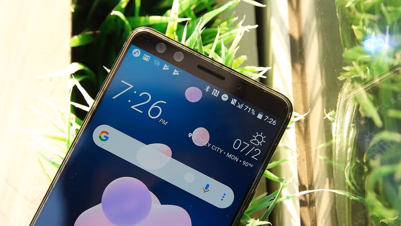 U12+ được trang bị camera kép ở cả phía trước và phía sau. Ảnh: Gizmodo