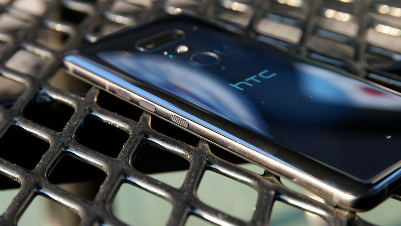 Cụm phím giả bố trí trên viền của HTC U12+. Ảnh: Gizmodo