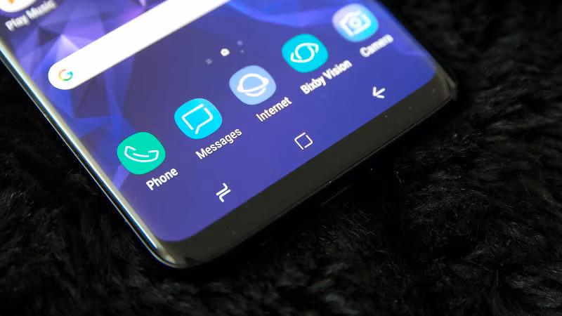 Sự cố trên ứng dụng tin nhắn Galaxy Messages đang khiến cuộc sống riêng tư của người dùng rò rỉ mà họ không hề hay biết. Ảnh: Gizmodo