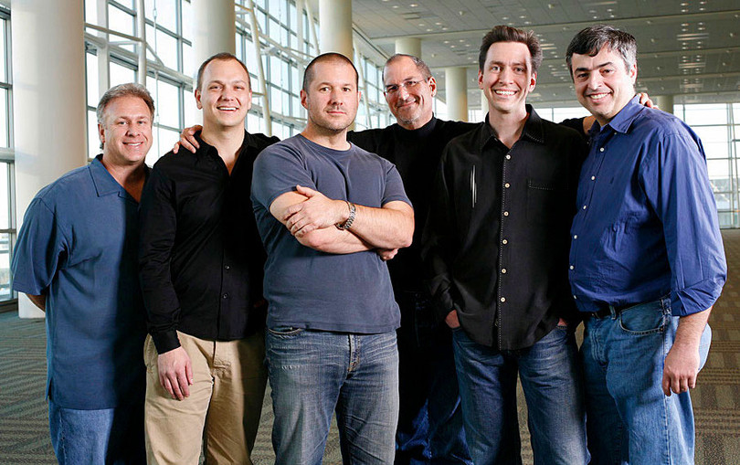 Tony Fadell (thứ 2 từ trái sang), Steve Jobs (giữa) và Cott Forstall (thứ 2 từ phải sang). Ảnh: Wired