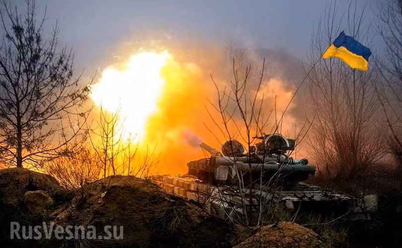 Xe tăng Ukraine pháo kích vào chiến tuyến của lực lượng dân quân Donesk