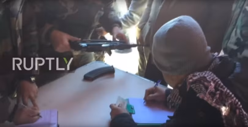 Chiến binh nổi dậy giao nộp vũ khí cho quân đội Syria