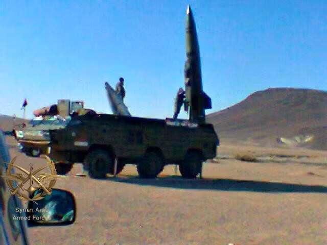 Tổ hợp tên lửa Tochka- U chuẩn bị phóng đạn ở Syria