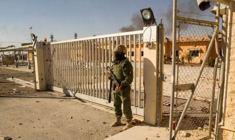 Binh sĩ quân đoàn tình nguyện số 5 quân đội Syria ở Palmyra, khu mỏ khí gas Hayyan