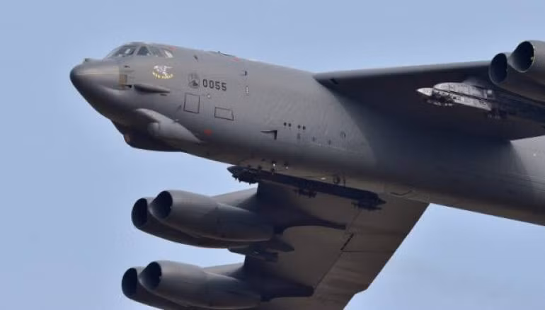 Máy bay ném bom rải thảm Mỹ B-52 không kích ở Syria