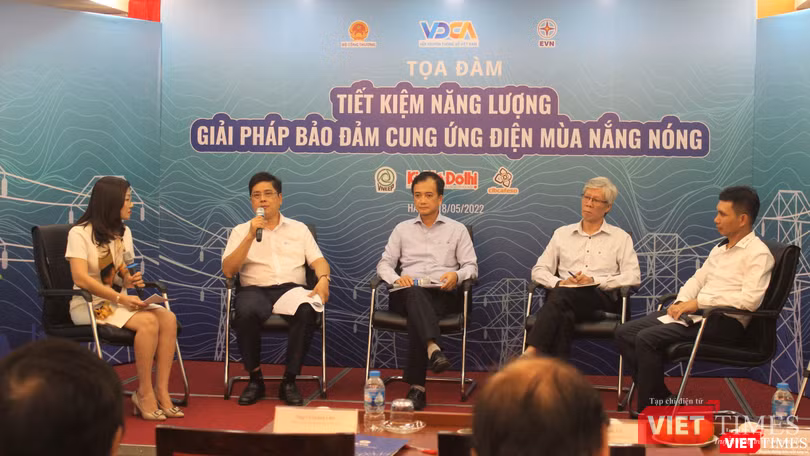 Toàn cảnh toạ đàm “Tiết kiệm năng lượng - Giải pháp bảo đảm cung ứng điện mùa nắng nóng” do CLB Cafe Số tổ chức (Ảnh: VL)