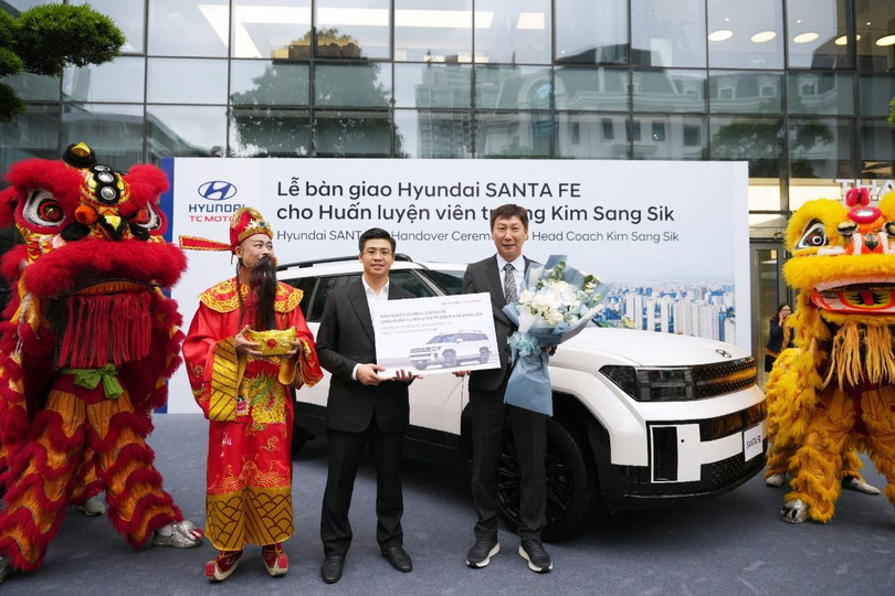 5 - Tổng Giám đốc Hyundai Thành Công Việt Nam Nguyễn Anh Tú chính thức bàn giao chiếc Santa Fe Calligraphy 2.5 Turbo cho ông Kim Sang Sik.jpg