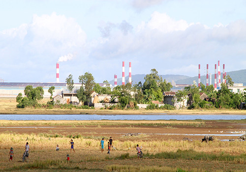 Trẻ em chơi đùa dưới những ống khói cao hơn mái nhà dân của dự án Formosa tại thị xã Kỳ Anh. Ảnh: Đức Hùng