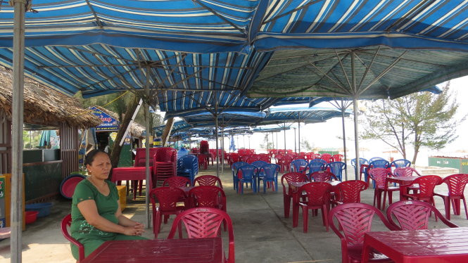 Không chỉ biển “chết”, mà hàng loạt các nhà hàng, quán xá phục vụ du lịch dọc bờ biển Nhật Lệ (Tp Đồng Hới, Quảng Bình) cũng rơi vào tình cảnh vắng khách ngay giữa mùa du lịch - Ảnh: Quốc Nam