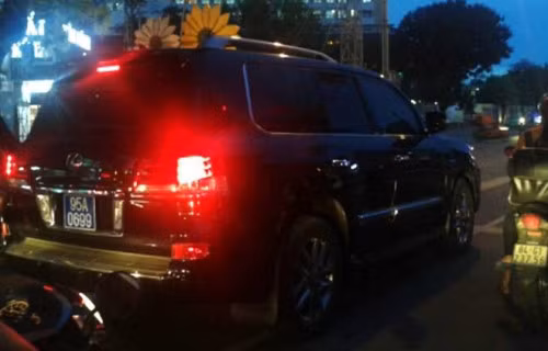 Tổng Bí thư yêu cầu xử lý các tổ chức, cá nhân vi phạm trong việc cấp biển số xe công trái quy định, rà soát, thu hồi biển số xe công đã được cấp và sử dụng trái quy định. Tổng Bí thư yêu cầu xử lý các tổ chức, cá nhân vi phạm trong việc cấp biển số xe công trái quy định, rà soát, thu hồi biển số xe công đã được cấp và sử dụng trái quy định.