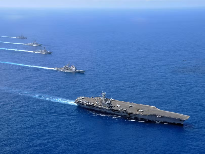 Cụm tác chiến tàu sân bay Mỹ dàn trận trên biển