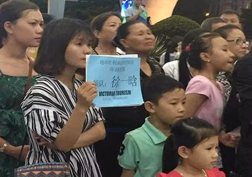 Hướng dẫn viên Trung Quốc đón đoàn và hướng dẫn viên du lịch chui tại Đà Nẵng. Ảnh: Hướng dẫn viên tiếng Trung cung cấp.