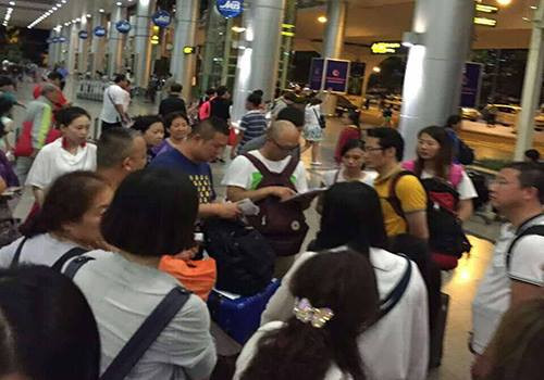 Hoạt động đón kháchcủa hướng dẫn viên Trung Quốc diễn ra công khai tại sân bay quốc tế Đà Nẵng. Ảnh: Hướng dẫn viên tiếng Trung cung cấp.