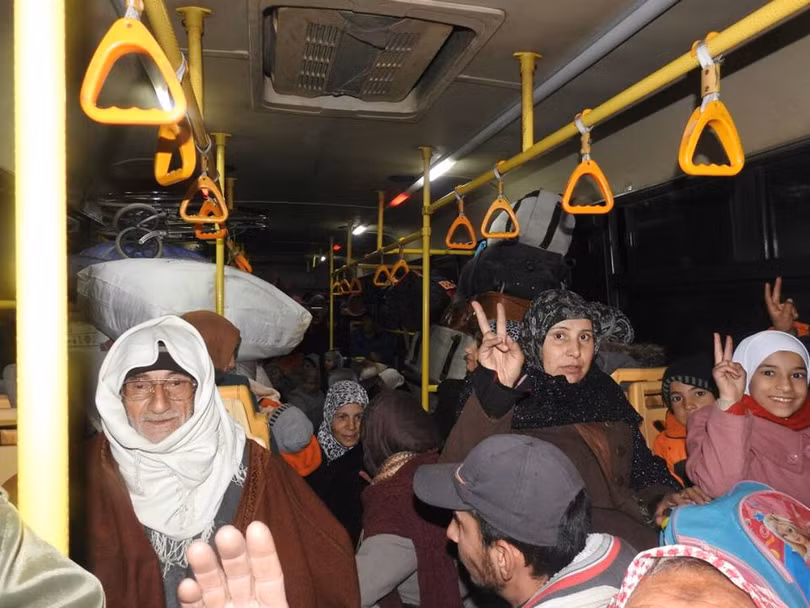 Người già, trẻ em và người bị thương từ tỉnh Idlib di tản về thành phố Aleppo