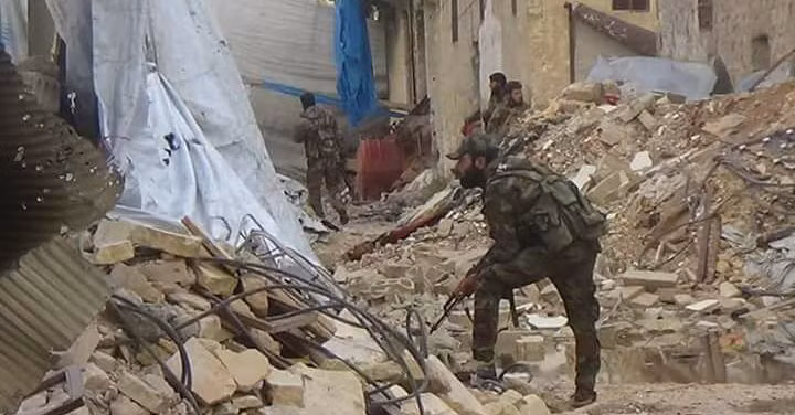 Binh sĩ quân đội Syria chiến đấu trên khu phố cổ Aleppo