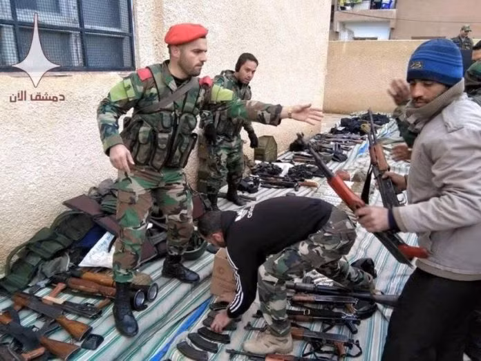 Các tay súng thánh chiến giao nộp vũ khí ở Tây Ghouta