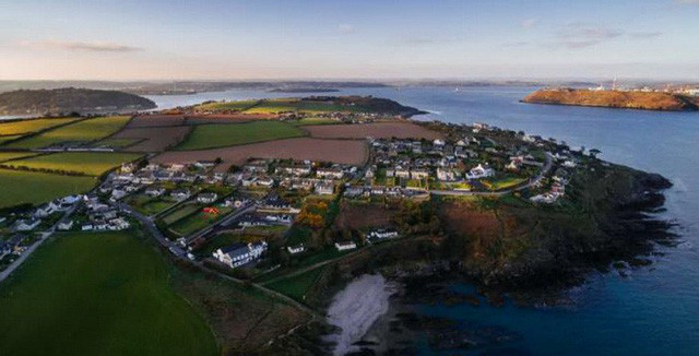 Thực hư chuyện rò rỉ hơi Viagra làm đàn ông hít là lên - Ảnh 1. Ngôi làng Ringaskiddy ở Ireland - Ảnh: manufacturing.net