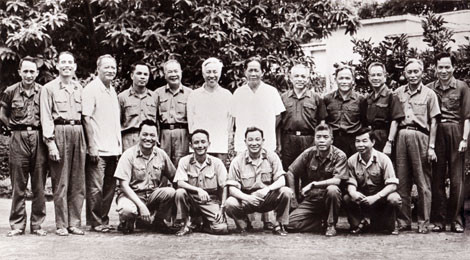 Tổng Bí thư Lê Duẩn (đứng thứ 6 từ phải sang) và đồng chí Lê Đức Anh (đứng ngoài cùng bên phải) cùng các đồng chí lãnh đạo cao cấp tại Hội nghị tổng kết Chiến dịch Hồ Chí Minh, giải phóng hoàn toàn miền Nam - thống nhất đất nước (Đà Lạt 1975). Ảnh tư liệu.