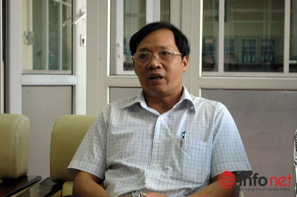 Thầy Phạm Văn Bổng trao đổi với PV Infonet.