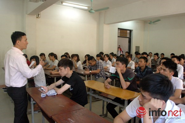 Các giám thị nhắc nhở thí sinh sự thi.