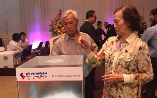 Cổ đông bỏ phiếu thông qua kết quả.