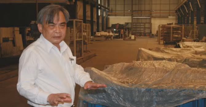 Ông Bùi Ngọc Huyên, Chủ tịch Vinaxuki trong nhà máy số 1 Mê Linh. Ảnh: Tâm An