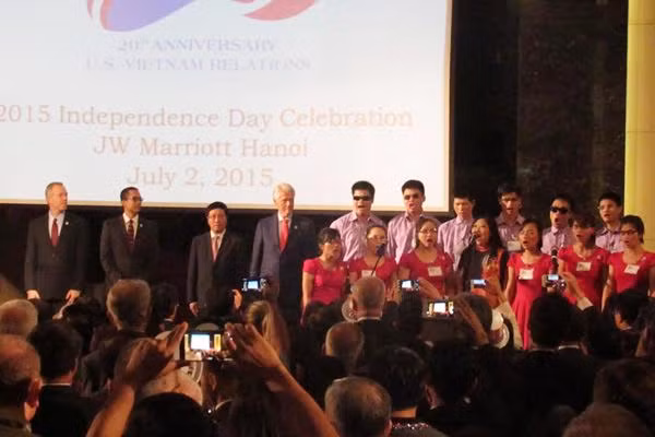 Ông Clinton: 20 năm trước, người ta nghĩ chúng tôi điên ảnh 2