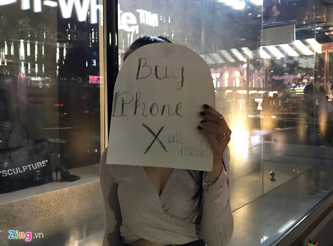 Một phụ nữ đến từ TP.HCM cầm tờ giấy rao mua lại iPhone X tất cả các phiên bản ngay trước Apple Store Singapore. iPhone X khan hiem: Su doi tra cua Apple hinh anh 2