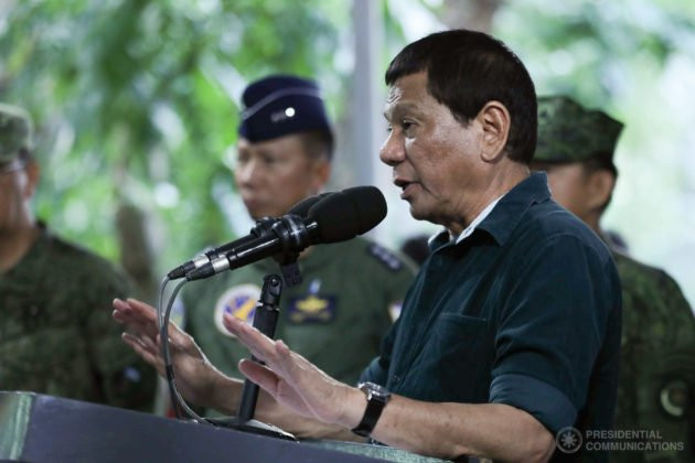 Tổng thống Philippine Rodrigo Duterte trong buổi gặp gỡ và nói chuyện với quân đội ở thành phố Cebu