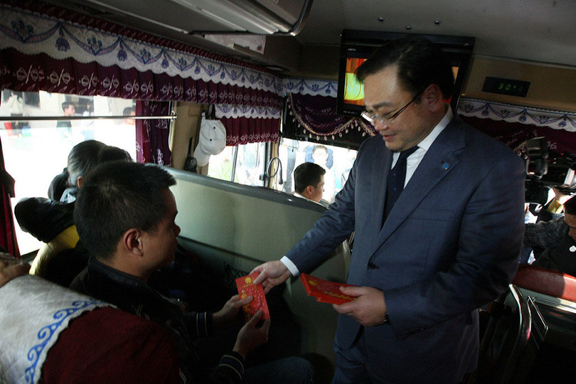 Bí thư Thành ủy Hà NộiHoàng Trung Hải lì xì cho hành khách trên chuyến xe từ Hà Nội đi Quảng Ninh tại bến xe Mỹ Đình - Ảnh: T.Phùng