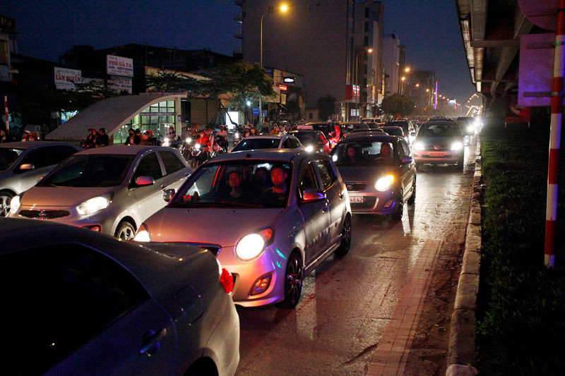 Ùn tắc “trên từng cây số”, dân băng đồng tìm đường về Hà Nội, TPHCM ảnh 11