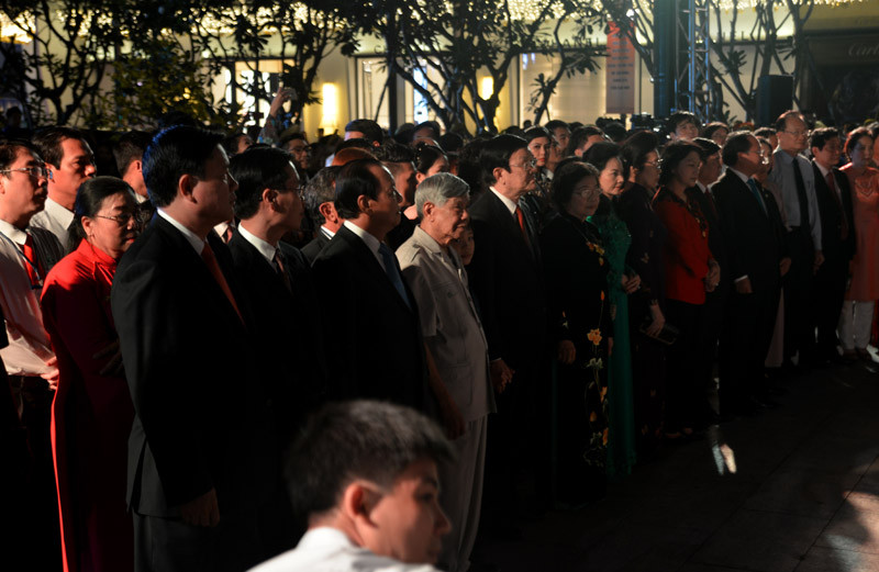 Tân Bí thư Đinh La Thăng dạo đường hoa, chụp selfie với người Sài Gòn ảnh 4