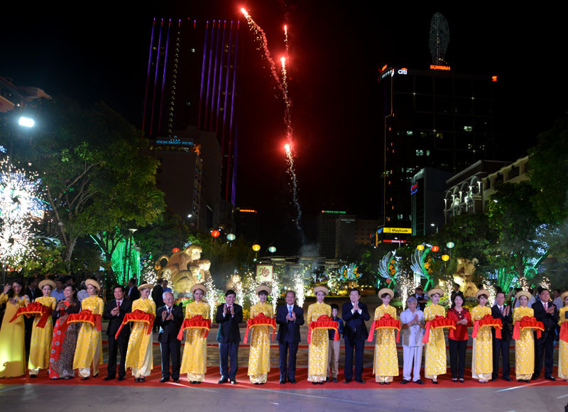 Tân Bí thư Đinh La Thăng dạo đường hoa, chụp selfie với người Sài Gòn ảnh 1