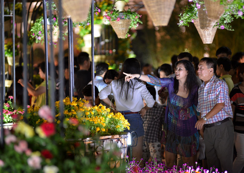 Tân Bí thư Đinh La Thăng dạo đường hoa, chụp selfie với người Sài Gòn ảnh 14