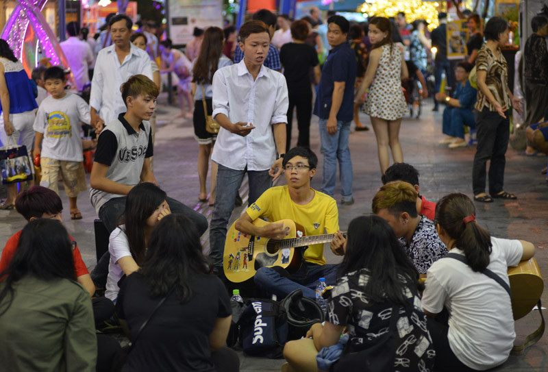 Tân Bí thư Đinh La Thăng dạo đường hoa, chụp selfie với người Sài Gòn ảnh 16