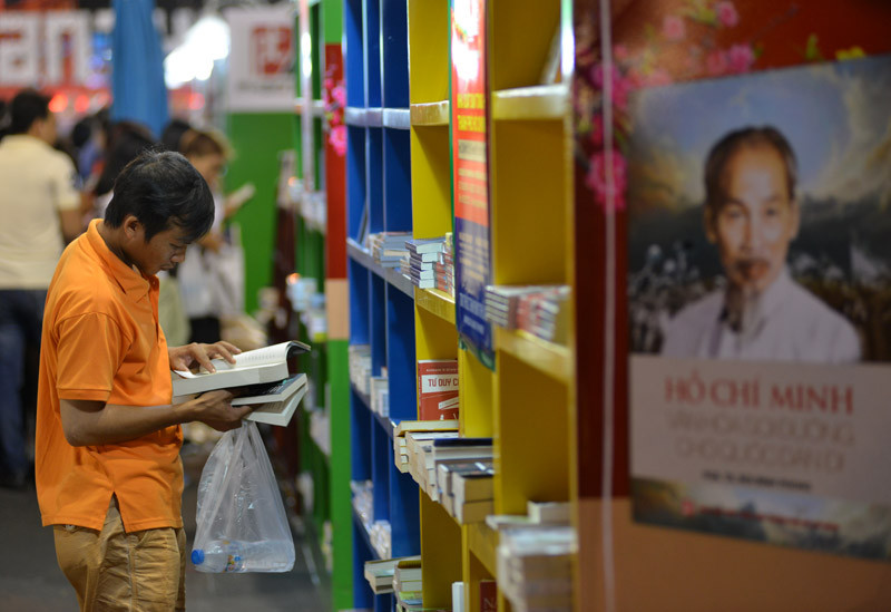 Tân Bí thư Đinh La Thăng dạo đường hoa, chụp selfie với người Sài Gòn ảnh 15