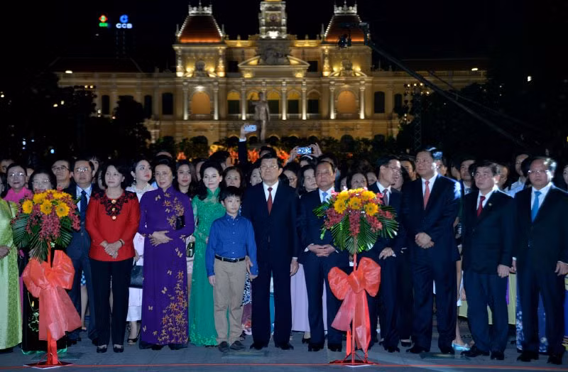 Tân Bí thư Đinh La Thăng dạo đường hoa, chụp selfie với người Sài Gòn ảnh 2