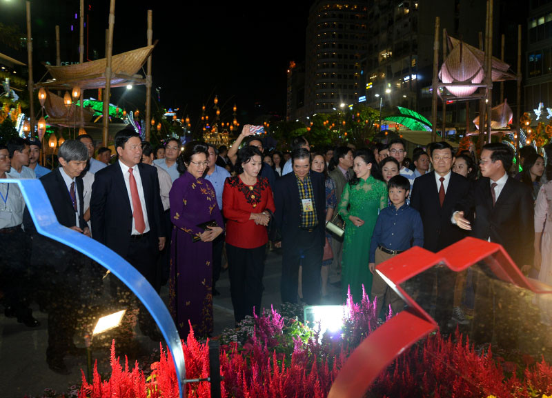 Tân Bí thư Đinh La Thăng dạo đường hoa, chụp selfie với người Sài Gòn ảnh 5