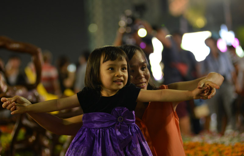 Tân Bí thư Đinh La Thăng dạo đường hoa, chụp selfie với người Sài Gòn ảnh 13