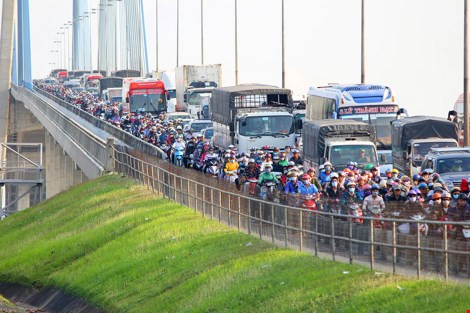 Ùn tắc “trên từng cây số”, dân băng đồng tìm đường về Hà Nội, TPHCM ảnh 18 Ùn tắc “trên từng cây số”, dân băng đồng tìm đường về Hà Nội, TPHCM ảnh 18