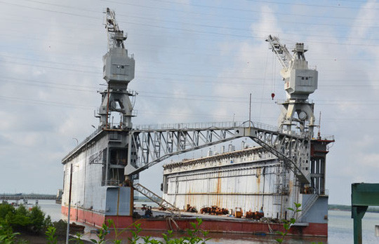 Ụ nổi 83M đang neo đậu tại cảng Gò Dầu B (tỉnh Đồng Nai) Ảnh: KHẮC GIỚI