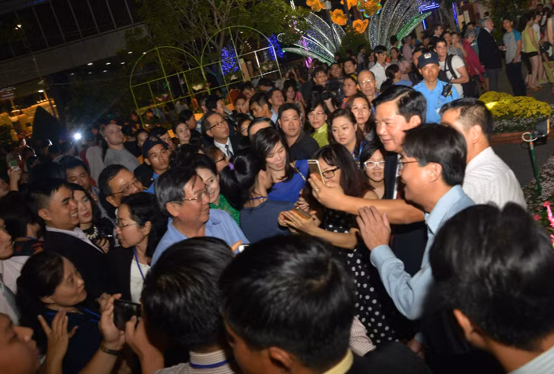 Tân Bí thư Thành ủy TPHCM Đinh La Thăng chụp selfie với người dân Sài Gòn đến tham quan tại đường hoa. Nhiều người dân thích thú với sự thân thiện, gần gũi của ông...