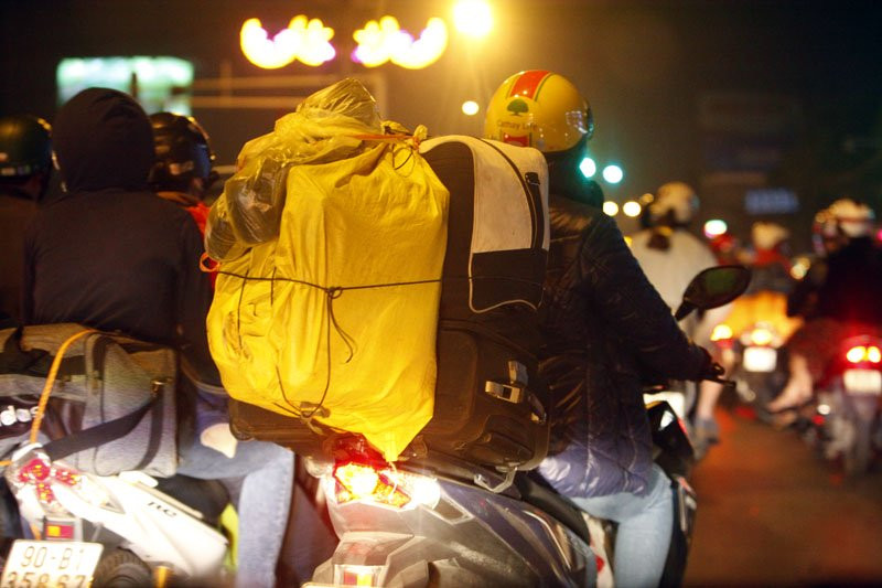 Ùn tắc “trên từng cây số”, dân băng đồng tìm đường về Hà Nội, TPHCM ảnh 9