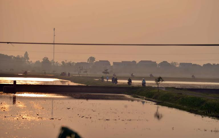 Ùn tắc “trên từng cây số”, dân băng đồng tìm đường về Hà Nội, TPHCM ảnh 7