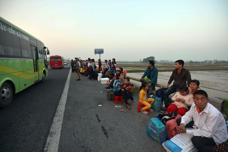 Ùn tắc “trên từng cây số”, dân băng đồng tìm đường về Hà Nội, TPHCM ảnh 1